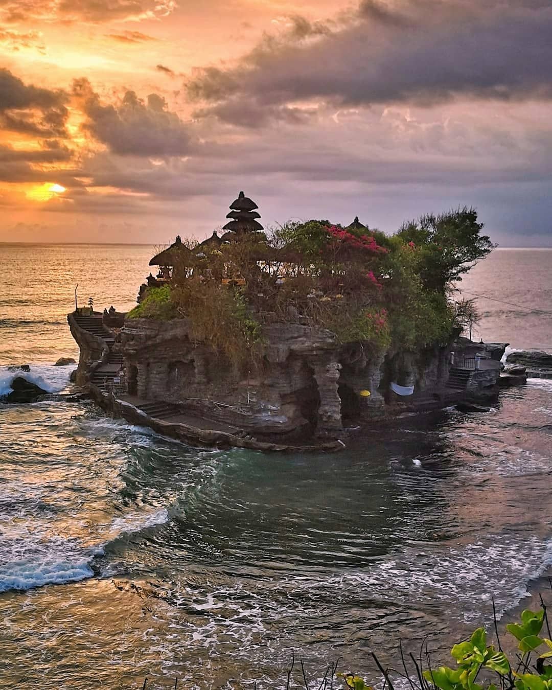 Tanah Lot di Waktu Senja — Keindahan Suasana Suci